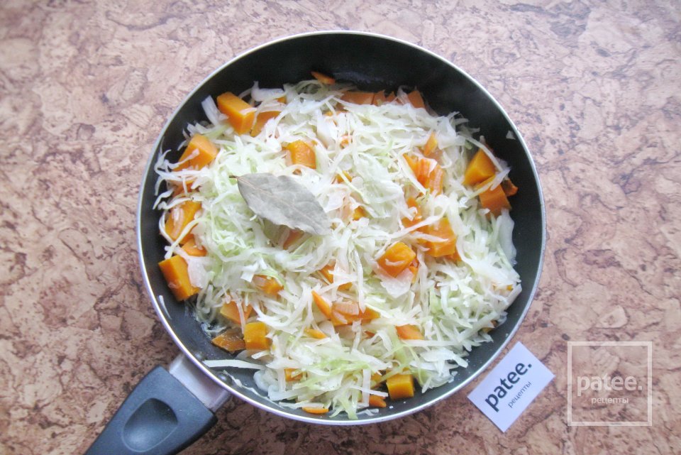 Тушеная капуста с тыквой и грибами - Шаг 7