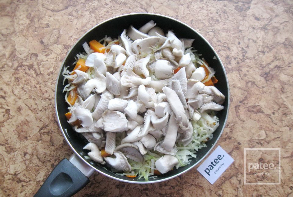 Тушеная капуста с тыквой и грибами - Шаг 8