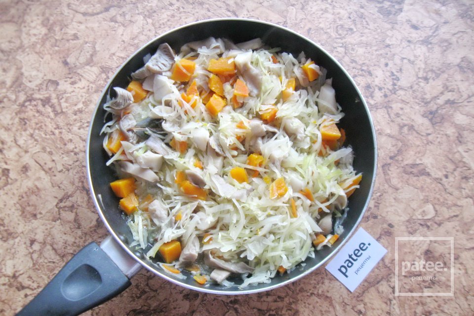 Тушеная капуста с тыквой и грибами - Шаг 9