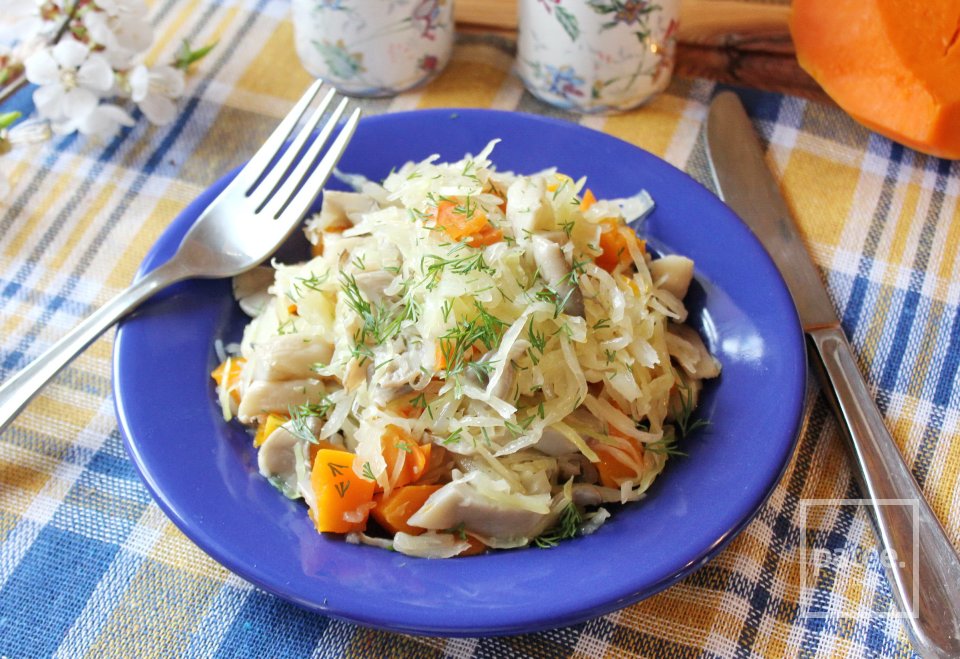 Тушеная капуста с тыквой и грибами - Шаг 11