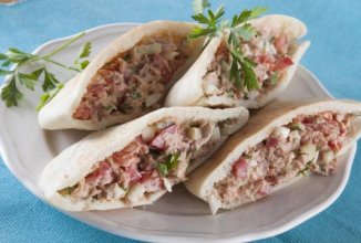 Пита с салатом из тунца