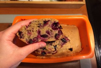 Быстрый кекс с черной смородиной