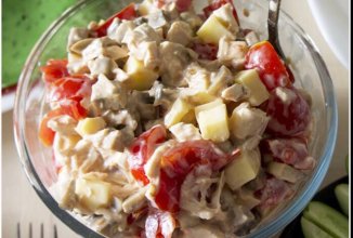 Салат с копчёной курочкой, сыром и помидорами 😋