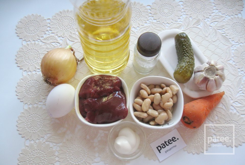 Салат с куриной печенью и маринованными огурцами - Шаг 1