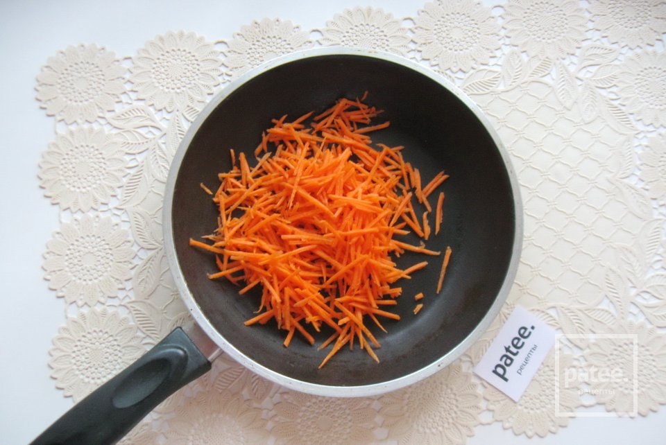 Салат с куриной печенью и маринованными огурцами - Шаг 2