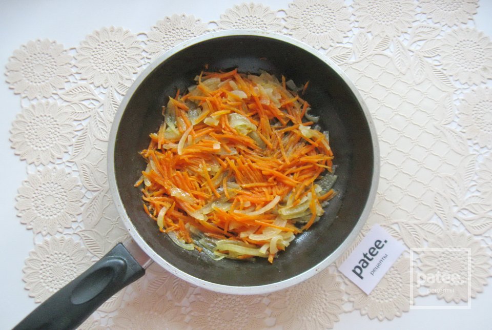 Салат с куриной печенью и маринованными огурцами - Шаг 4