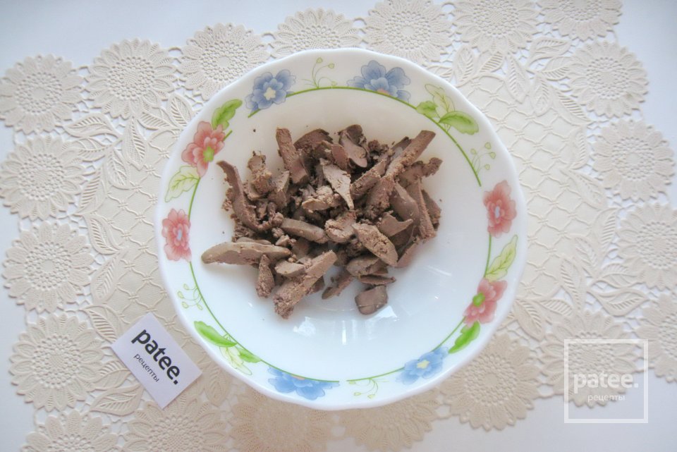 Салат с куриной печенью и маринованными огурцами - Шаг 6
