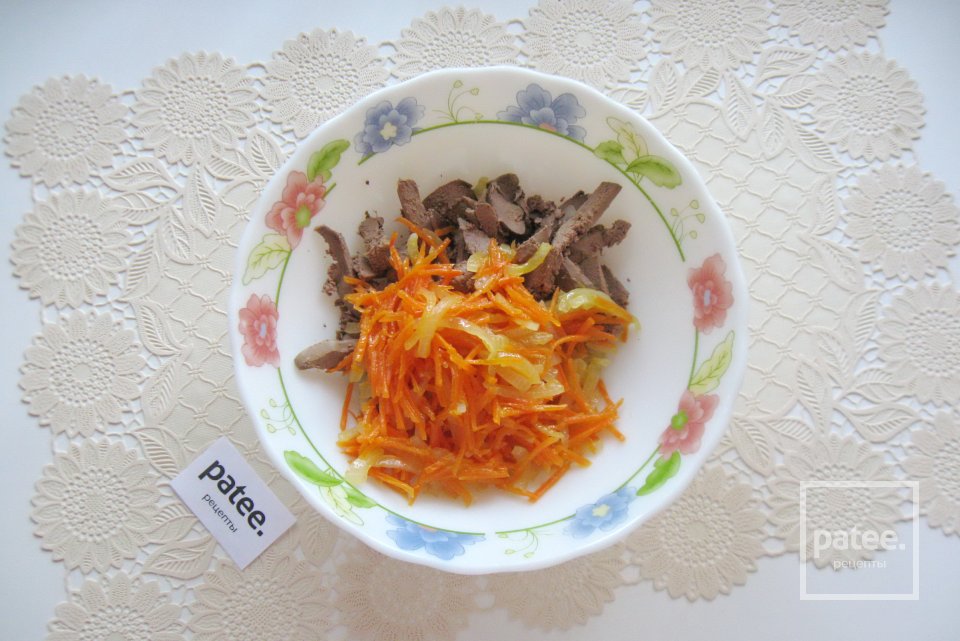 Салат с куриной печенью и маринованными огурцами - Шаг 7