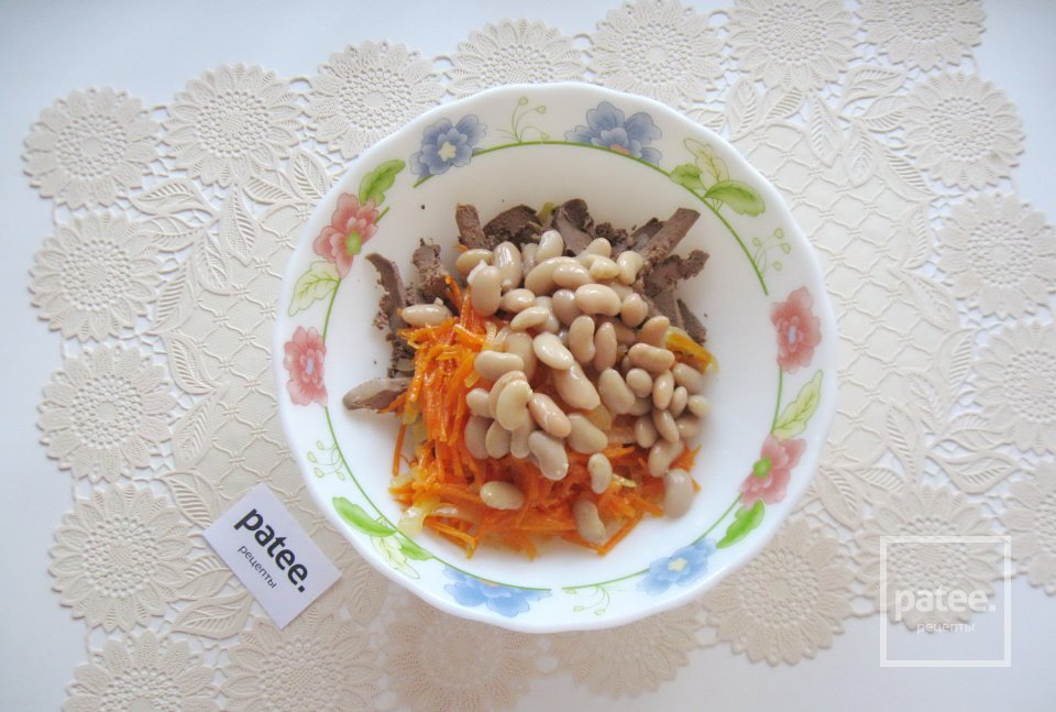 Салат с куриной печенью и маринованными огурцами - Шаг 8