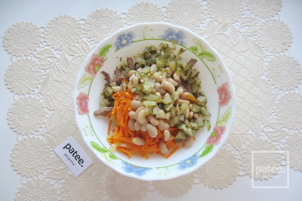 Салат с куриной печенью и маринованными огурцами - Шаг 9