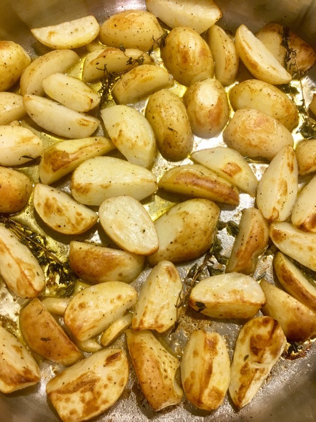 Молодой печёный картофель с тимьяном