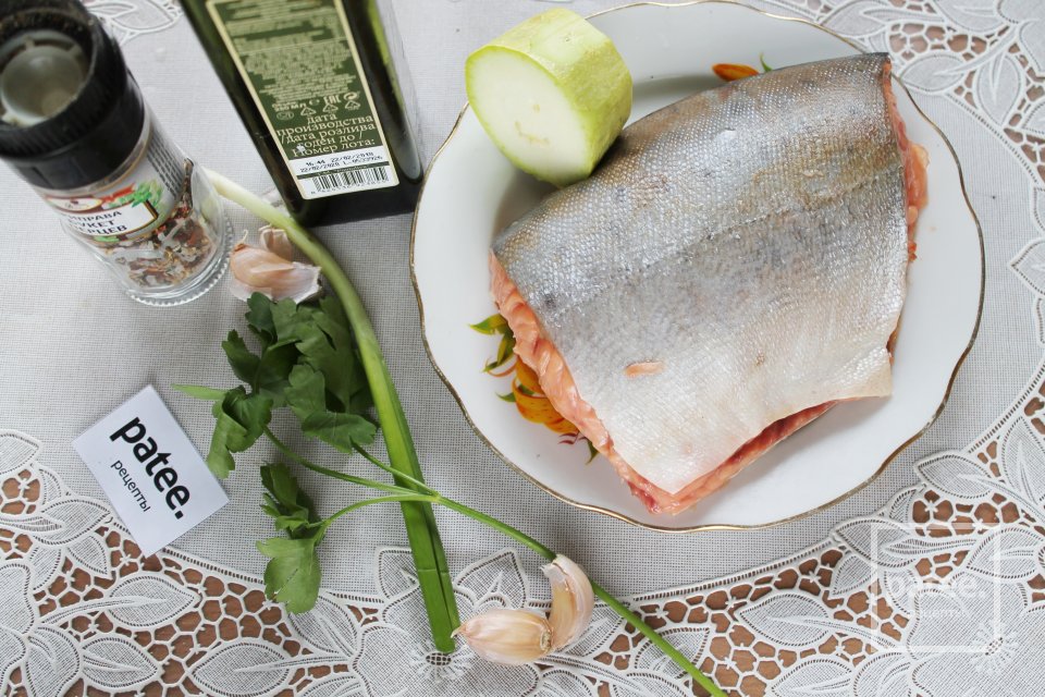 сёмга в духовке на пергаменте с овощами. филе горбуши на пергаменте. рыба в пергаменте с овощами. рыба в пергаменте в духовке лодочки. лосось папильот.