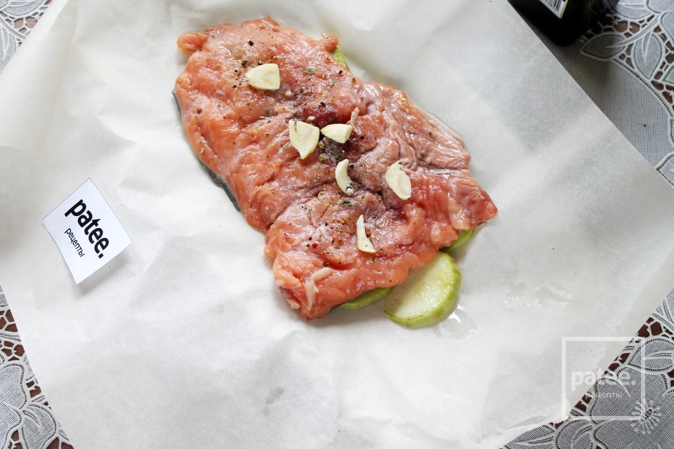 горбуша в пергаменте в духовке. семга папильот. горбуша в пергаменте в духовке. лосось в пергаменте. горбуша запеченная в духовке в пергаменте.