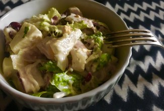 Оригинальный салат с ананасами и копчёной курицей.