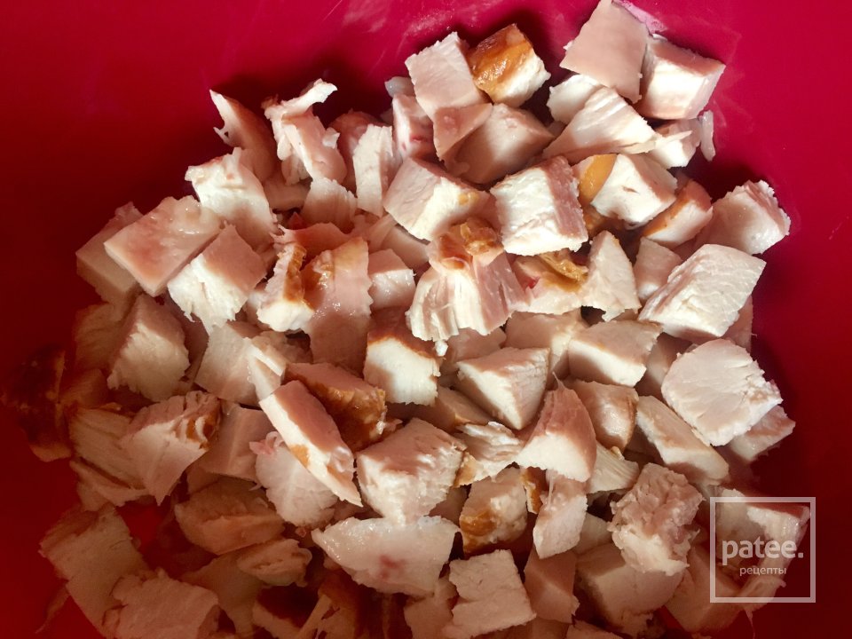Оригинальный салат с ананасами и копчёной курицей. - Шаг 2