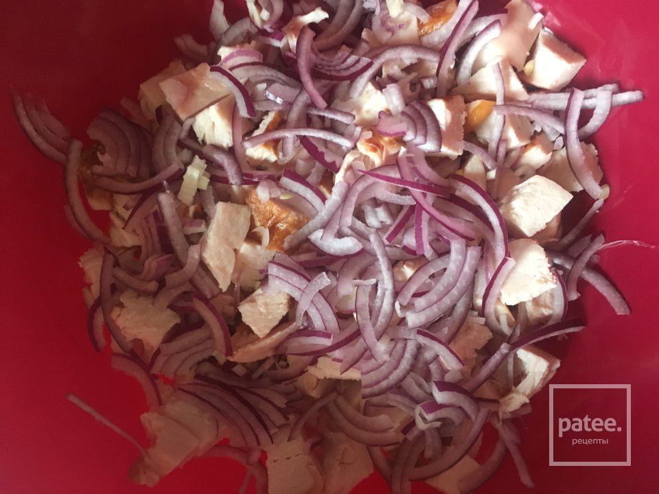 Оригинальный салат с ананасами и копчёной курицей. - Шаг 3