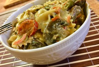 Фарфалле с овощами и куриными 💕 и желудками.