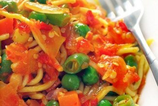 Салат из рисовой лапши с овощами и зеленью