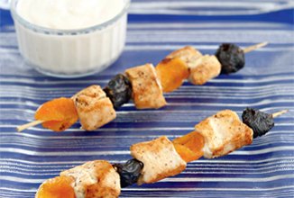 Куриный шашлык с сухофруктами и творожным соусом