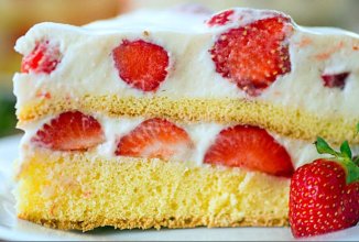 Клубничный бисквитный торт-мороженое