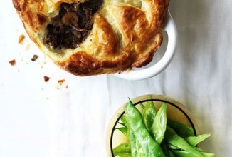 Пирог с говядиной, грибами и вином