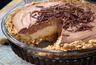 Чизкейк с арахисовой пастой, покрытый шоколадным кремом