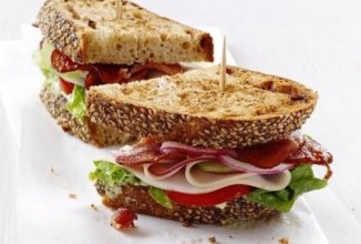 Сэндвич в авокадо и индейкой