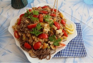 Соба с курицей и овощами