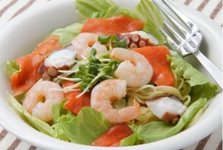 Салат из рисовой лапши и морепродуктов