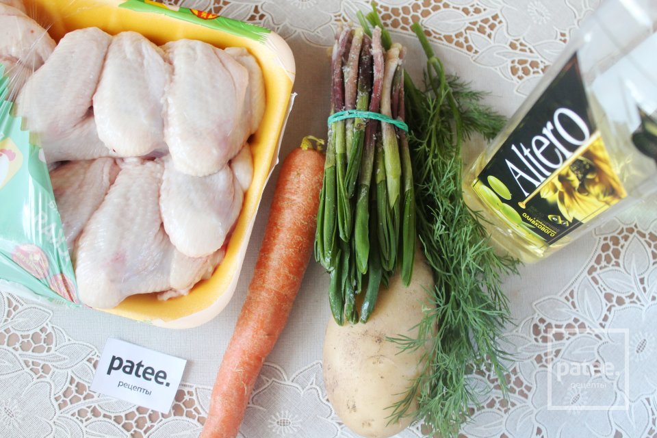 Легкий куриный суп с вермишелью и черемшой - Шаг 1