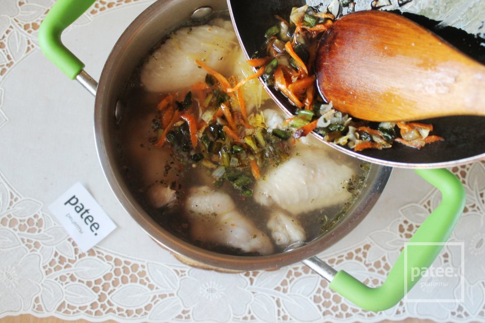 Легкий куриный суп с вермишелью и черемшой - Шаг 16