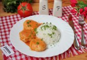 Куриные биточки с соусом
