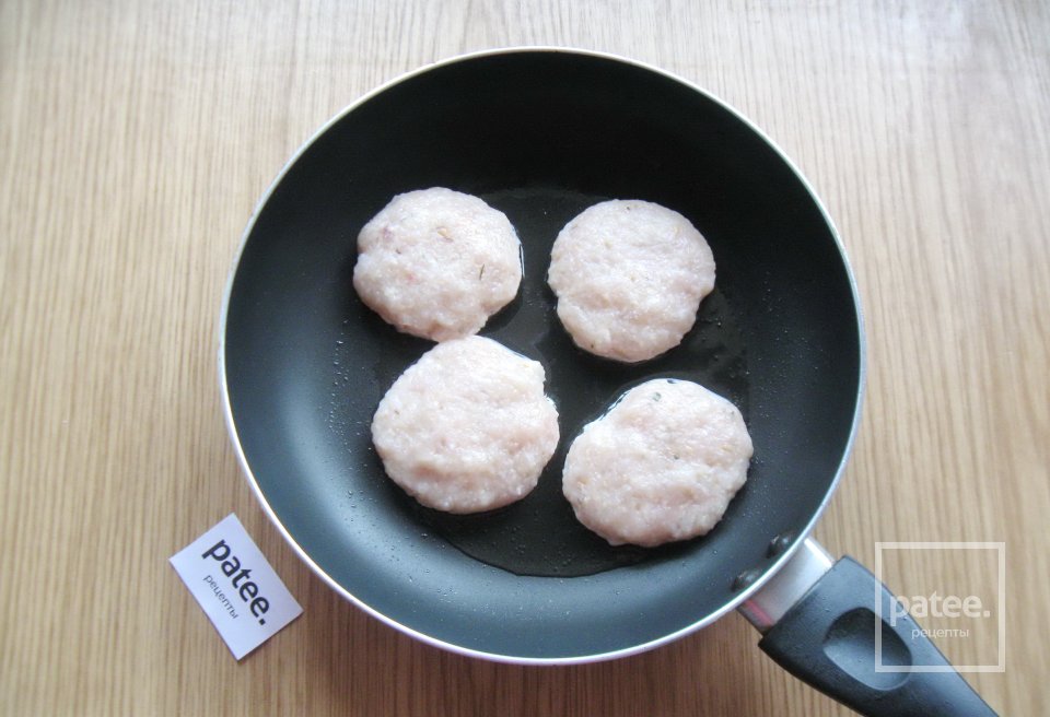 Куриные биточки с соусом - Шаг 6