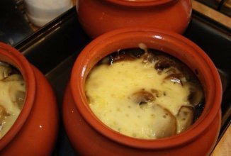 Картофель с мясом и сыром в горшочке