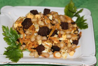 Салат с фасолью и гренками