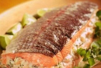 Фаршированный лосось креветками и сыром