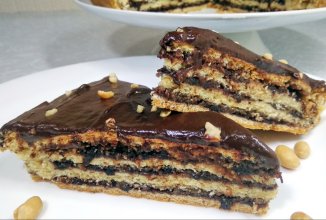 Пирог из песочного теста с джемом и орехами