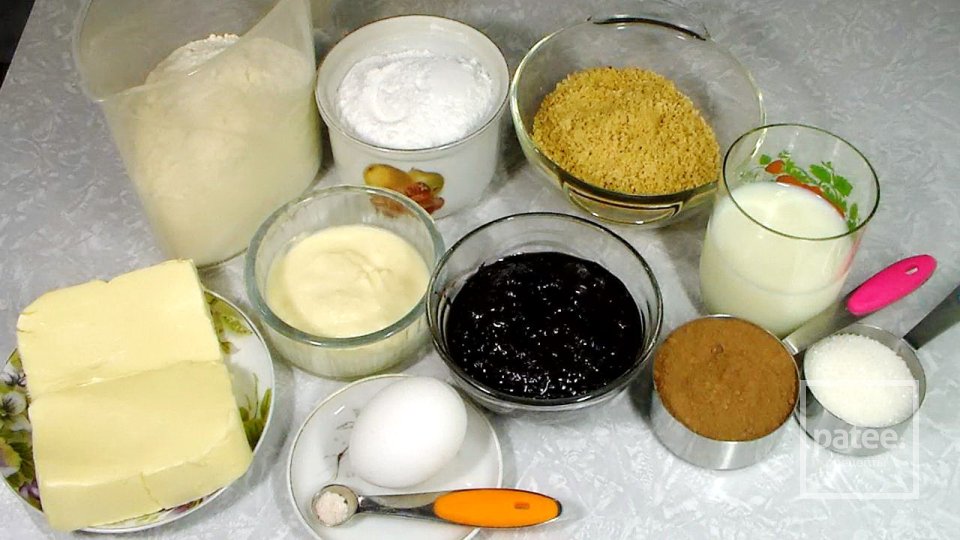 Пирог из песочного теста с джемом и орехами - Шаг 1