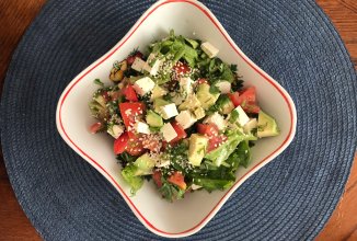 Салат 🥗 с авокадо 🥑, рукколой 🌿, томатами 🍅 и кунжутом