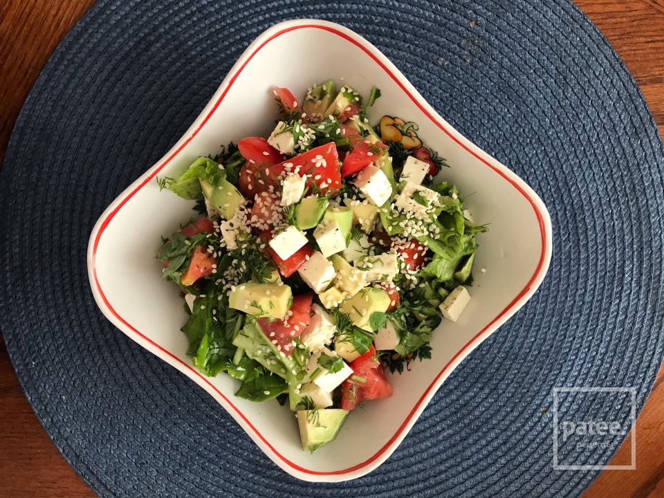 Салат 🥗 с авокадо 🥑, рукколой 🌿, томатами 🍅 и кунжутом - Шаг 1