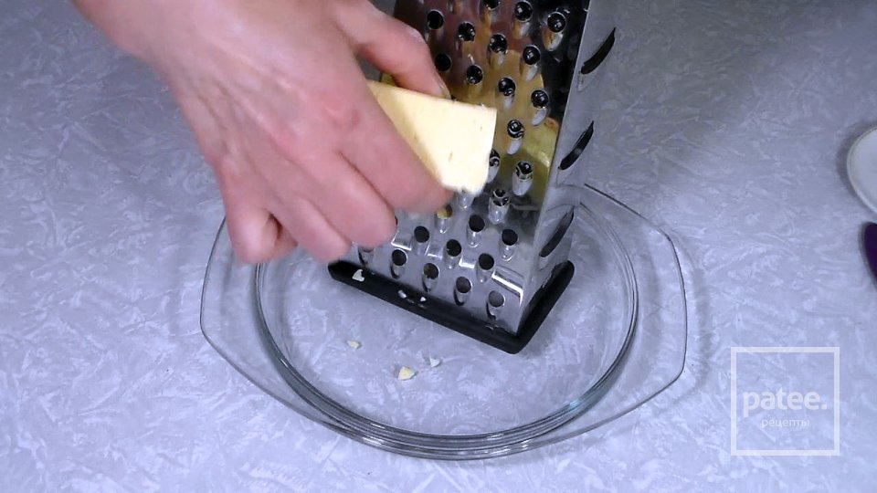 Чебуреки из кабачков с грибами и сыром - Шаг 2