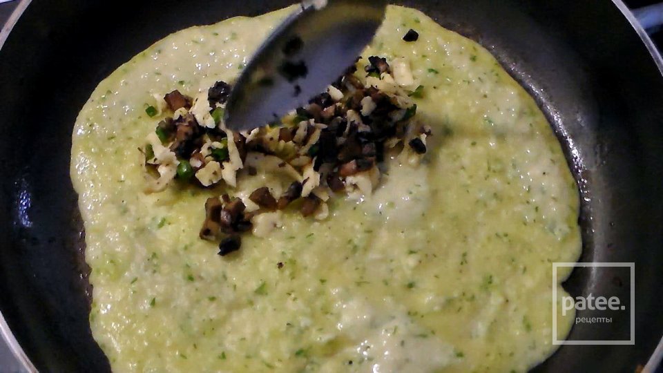 Чебуреки из кабачков с грибами и сыром - Шаг 10