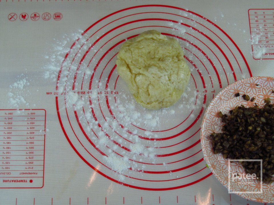 Пирожки в духовке с грибами из песочного теста - Шаг 1