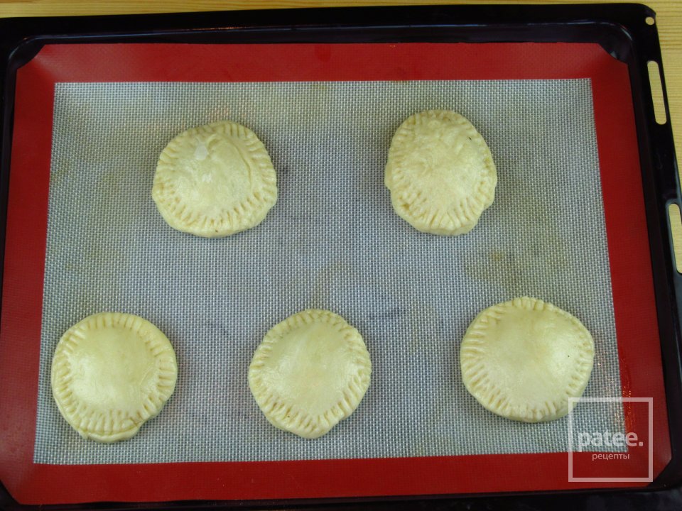 Пирожки в духовке с грибами из песочного теста - Шаг 3