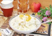 Молочная рисовая каша с яблоками и изюмом в мультиварке