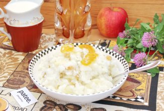 Молочная рисовая каша с яблоками и изюмом в мультиварке
