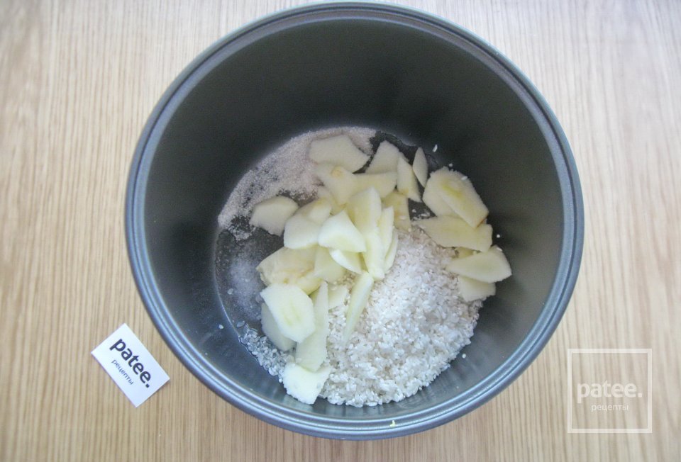 Молочная рисовая каша с яблоками и изюмом в мультиварке - Шаг 5