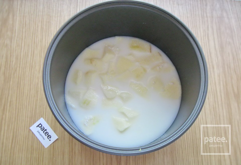 Молочная рисовая каша с яблоками и изюмом в мультиварке - Шаг 6