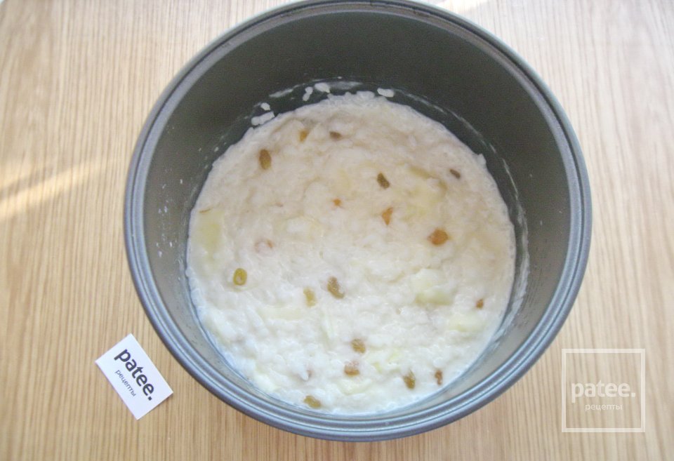 Молочная рисовая каша с яблоками и изюмом в мультиварке - Шаг 7