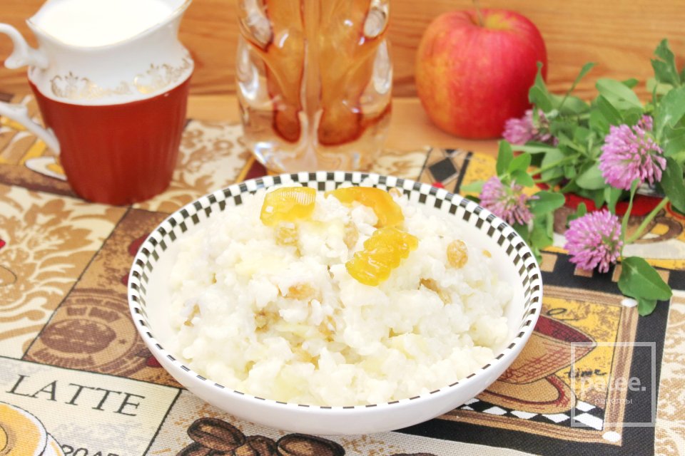 Молочная рисовая каша с яблоками и изюмом в мультиварке - Шаг 9